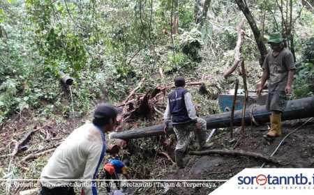 Pastikan Pelayanan Tetap Berjalan, Petugas PDAM Loteng Perbaiki Pipa Terputus Siang Malam