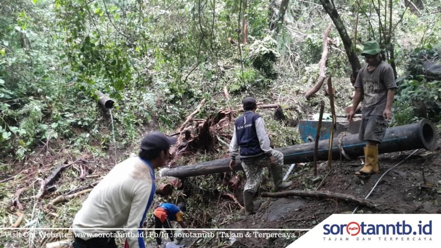 Pastikan Pelayanan Tetap Berjalan, Petugas PDAM Loteng Perbaiki Pipa Terputus Siang Malam