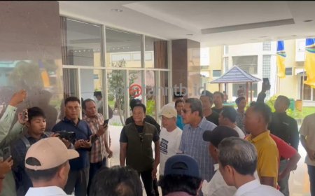Massa Geruduk Asrama Haji, Tuntut Klarifikasi Terkait Kegagalan Bupati Lombok Tengah Berangkat Haji yang Kedua Kalinya