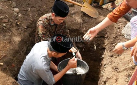 Bersama  Masyarakat Dusun Sangi Desa Bangket Parak, Wakil Bupati Lombok Tengah Letakkan Batu Pertama Pembangunan Masjid Nurul Islam
