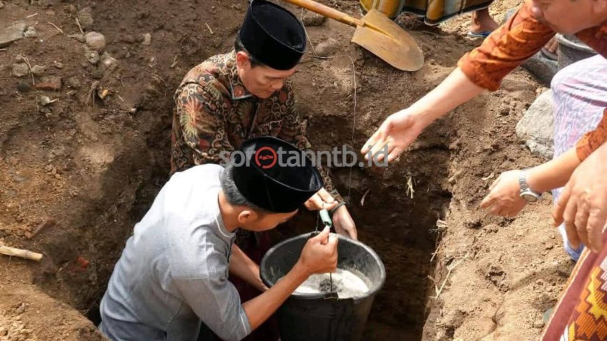 Bersama  Masyarakat Dusun Sangi Desa Bangket Parak, Wakil Bupati Lombok Tengah Letakkan Batu Pertama Pembangunan Masjid Nurul Islam