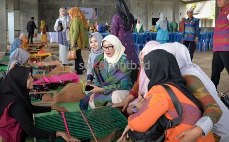Tenun Muna Pa’a Dompu Tampil di IFW 2025, Dekranasda NTB Dorong Regenerasi dan Inovasi