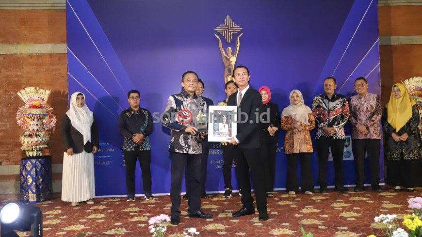 Bupati Lombok Tengah Dianugerahi Penghargaan TOP 100 Leader Choice