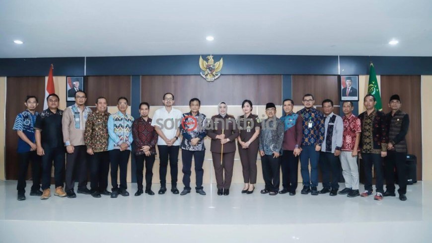 Pemerintah Kabupaten Lombok Tengah Berikan Piagam Penghargaan kepada Kepala Kejaksaan Negeri Lombok Tengah