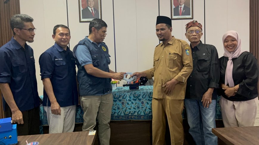 Dampingi Desa Kuta Mandalika, Tim Kolaborasi Fisika UB dan Unram Terapkan Alat IoT Pemantau Lingkungan